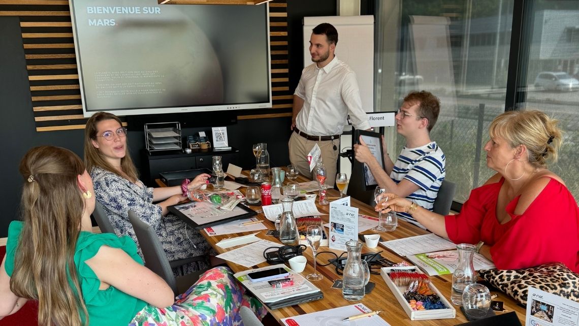 Atelier de réflexion stratégique en groupe autour d’une table
